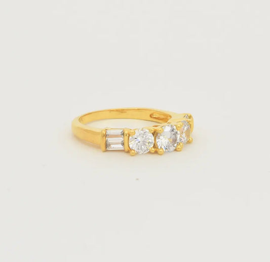 Big White Risa Ring - U10132